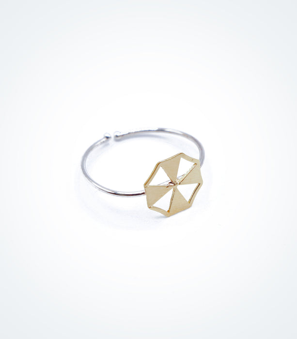 Yellow gold Summer Umbrella motif on white gold ring wire